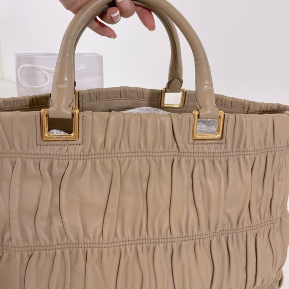 Prada
Prada Champagne Gaufre Leather Shopping Tote - Picture 4 of 13